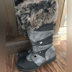 NWOT Womens Maurices grey faux boots boots size 5
